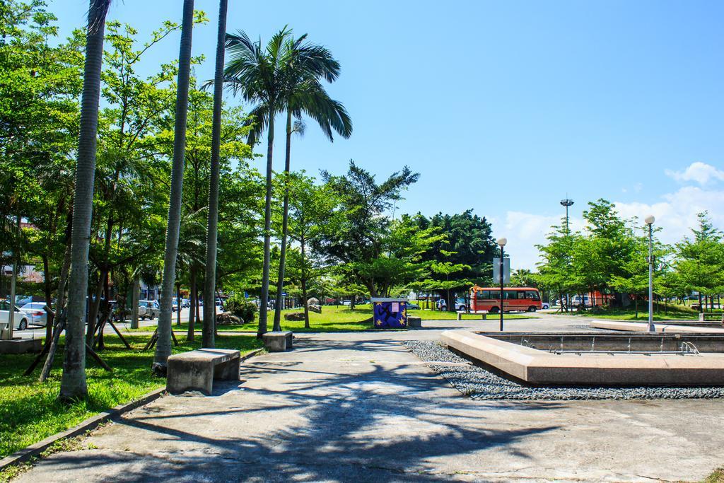 蘋果樹民宿 - 花蓮火車站住宿有電梯附停車場 Hualien City Exterior photo